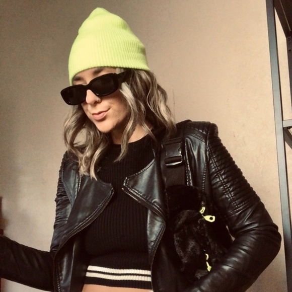 ❄️ RESTOCK 🚨 Neon Green Ribbed Beanie - Picture 5 of 6